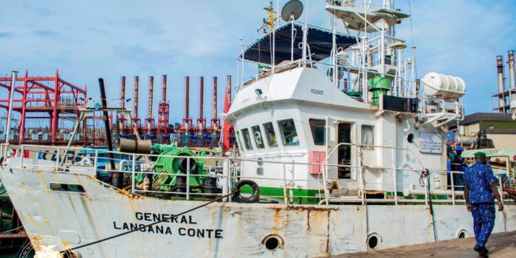 Port Autonome de Conakry : le Ministre Fassou THÉA réceptionne le navire de recherche halieutique “Général Lansana Conté”